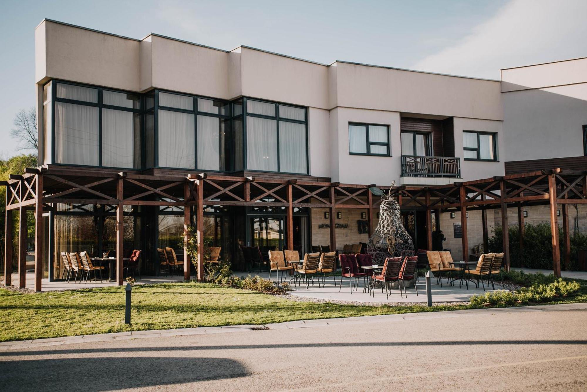 Hotel & Distillery Monogram Gradac  ภายนอก รูปภาพ