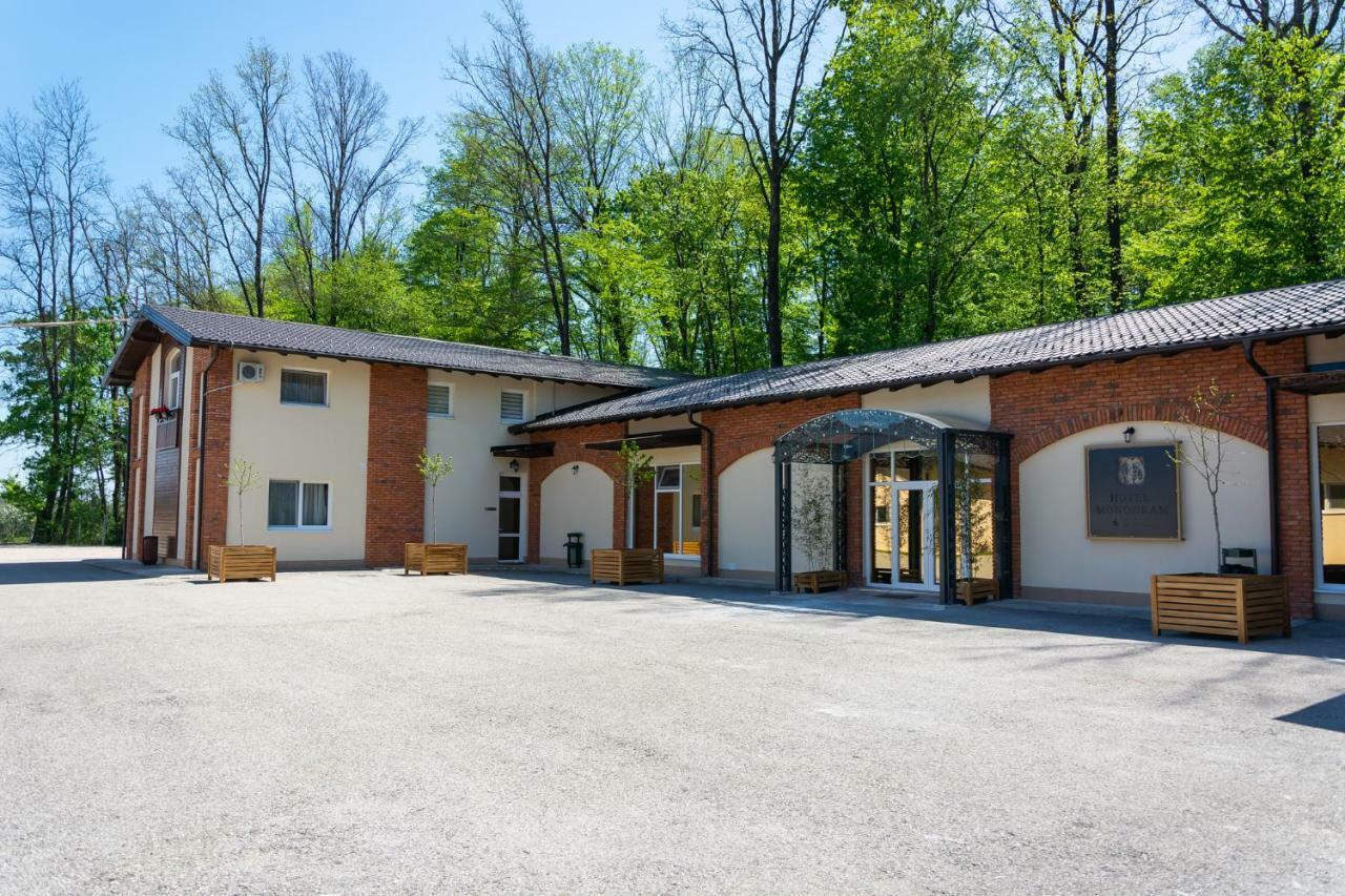 Hotel & Distillery Monogram Gradac  ภายนอก รูปภาพ